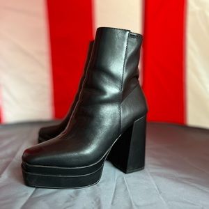 Size 7.5 Aldo ankle boots.